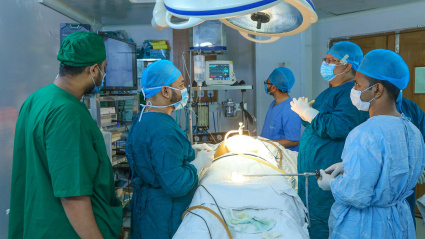 Un equipo de técnicos y un coordinador de la sala de anatomía se encargan de recibir el cuerpo y conservarlo en las mejores condiciones posibles