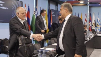 Joan Laporta y Javier Tebas se saludan durante una reunión de LaLiga.