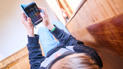 (Foto de ARCHIVO)FILED - 28 May 2022, Berlin: A boy playing an online game on his cell phone. The widespread use of smartphones among children and young people may increase stress levels and increase their chances of developing myopia and addiction to these devices. Photo: Annette Riedl/dpa28/5/2022 ONLY FOR USE IN SPAIN