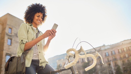 (Foto de ARCHIVO)Una usuaria de un teléfono móvil.REMITIDA / HANDOUT por TELEFÓNICAFotografía remitida a medios de comunicación exclusivamente para ilustrar la noticia a la que hace referencia la imagen, y citando la procedencia de la imagen en la firma28/10/2025