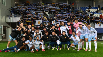 El plantel zaragocista, tras la heroica remontada, posa delante de sus aficionados desplazados a Ëibar
