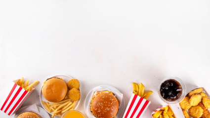 Varios de tipos de comida, hamburguesas y refrescos, entre otros