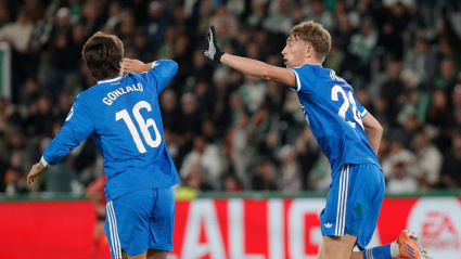 Dean Huijsen celebra con Gonzalo el primer tanto del Real Madrid en el Martínez Valero frente al Elche
