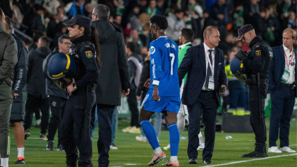 Vinicius se retira tras acabar el partido entre el Elche y el Real Madrid
