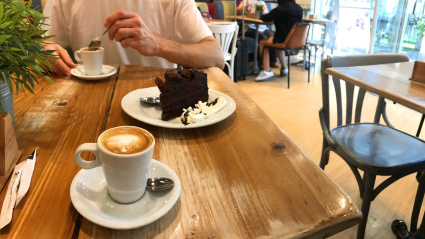 Un hombre sentado en una cafetería