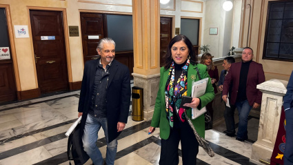 Elena Candia, acompañada por el edil Ramón Cabarcos, antes de entrar en el pleno