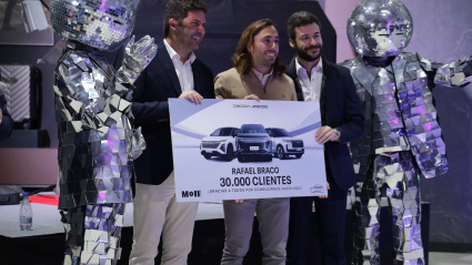 Rafael Braco recibe emocionado las llaves del vehículo número 30.000 en España, un hito histórico para la marca