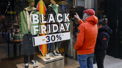 Varios clientes compran en el Black Friday