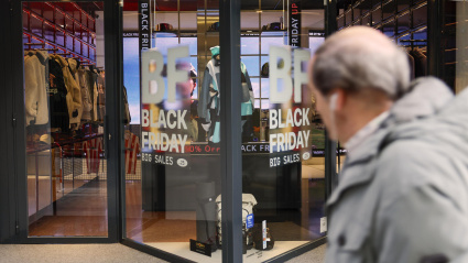 Varios clientes compran en el Black Friday