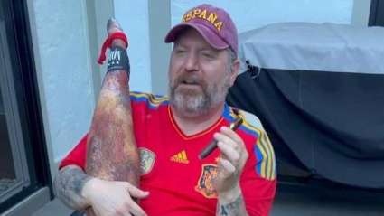 Larry Shy celebró la última victoria de España a golpe de jamó.n