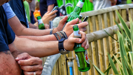 Gente tomando cervezas