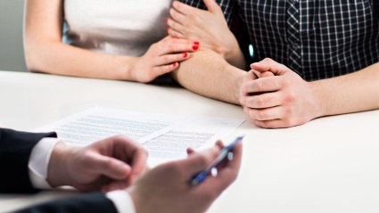 Una pareja en una notaría