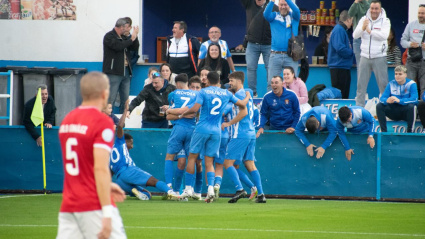 Los jugadores del Águilas FC celebran uno de los goles anotados ante el CD Estepona