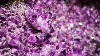 La ciencia sabe, a través de mediciones indirectas como el estudio de las ondas sísmicas, que existe un material predominante en el manto terrestre.