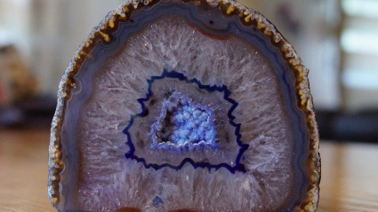 Oculto en la roca espacial, hallaron un diminuto trozo de mineral del "tamaño, más o menos, de 100 veces más pequeño que un pelo humano"