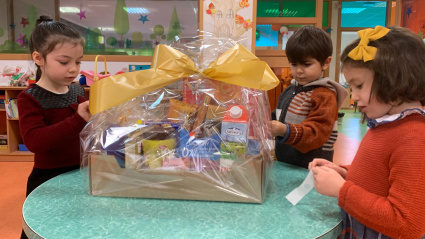Niños elaborando las cestas navideñas