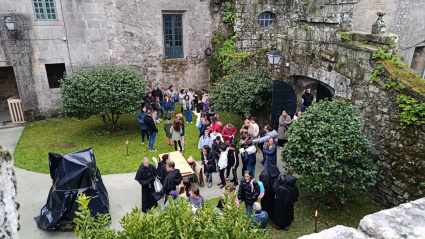 Asistentes al escape room en el monasterio de Lérez