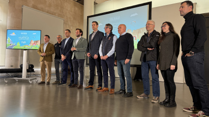 Isaac Claver y Sergio Serra junto a representantes de los clubes ciclistas de la provincia