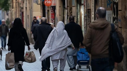 Varios vecinos del barrio del Raval, uno de los que tiene más inmigración de Barcelona