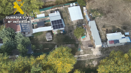 Se han contabilizado diez estructuras habitables compuestas por construcciones de obra y contenedores