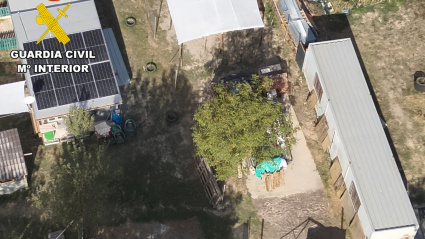 Se han contabilizado diez estructuras habitables compuestas por construcciones de obra y contenedores