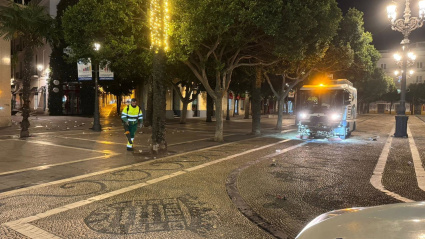 Vehículos de limpieza en las calles del centro tras el primer fin de semana de zambombas