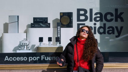 Un cartel anuncia las rebajas del llamado 'Black Friday' en un comercio en Madrid