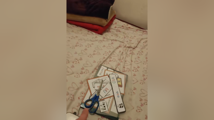 Noé, trabajando sobre su cama