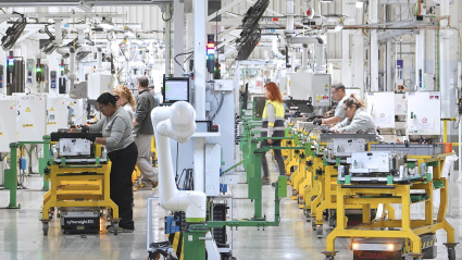 Varias personas trabajan en la fábrica de Renault en Valladolid