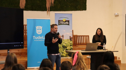 El alcalde se dirige a los alumnos