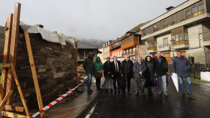 El consejero de Movilidad y Transformación Digital, José Luis Sanz Merino, durante su visita las obras de humanización de la travesía de Vega de Valcarce (León)
