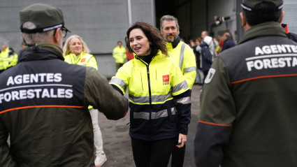 Ayuso saluda a los Agentes Forestales, encargados de medir el manto nivoso y predecir el riesgo de aludes junto con AEMET
