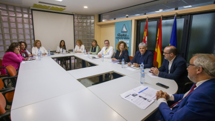 La gerente regional de Salud, Violeta Martínez, la directora general de Asistencia Sanitaria y Humanización, Silvia Fernández, y el gerente de la Gerencia de Asistencia Sanitaria del Bierzo, Gasbi, Juan Ortiz de Saracho, asisten a la comisión de seguimiento del Plan de Garantía Asistencial para El Bierzo