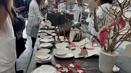 La exposición de arte ocupa una parte importante del enorme hall del HULA