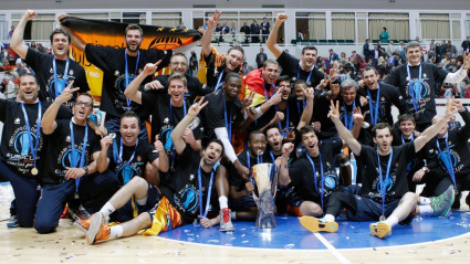 Vlado Lucic, celebrando la Eurocup de 2014 con Valencia Basket