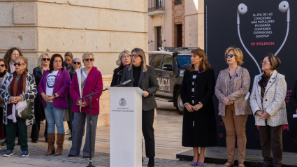Cristina Mora, junto a la alcaldesa en el manifiesto del 25 N