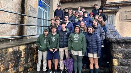Estudiantes del Colegio Santo Domingo de Guzmán, a las puertas de COPE Oviedo