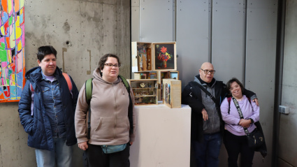 Alumnos junto a sus obras