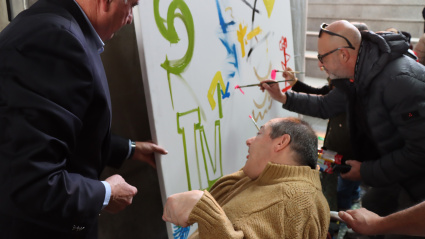 La inauguración de la exposición ha tenido como cierre la realización de un cuadro colectivo