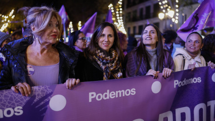 La secretaria general de Podemos, Ione Belarra (c), participa en la manifestación con motivo del Día Internacional para la Eliminación de la Violencia contra las Mujeres