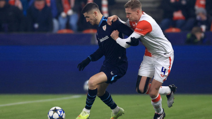 Oihan Sancet (izq.) del Athletic Club en acción contra David Zima (der.) del Slavia durante el partido de la fase de liga de la UEFA Champions League entre Slavia Praha y Athletic Cub en Praga, República Checa, el 25 de noviembre de 2025.