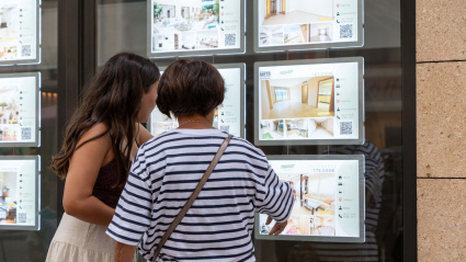 Dos mujeres buscan piso en una inmobiliaria