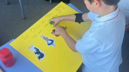 Un niño trabajando con el tema de Alicia en el País de las Maravillas