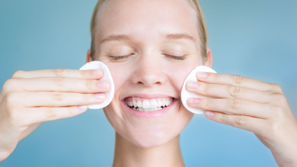 Una mujer se limpia la piel