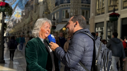 Teresa Porras atiende los micrófonos de COPE en calle Larios