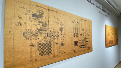 El museo cuenta tanto con paneles informativos, como con planos, dibujos y maquetas