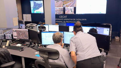 Miembros de Protección Civil en el Centro de Emergencias de Catalunya