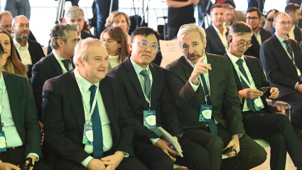 El ministro de Industria Jordi Hereu y el presidente Jorge Azcón en el acto de colocación de la primera piedra.