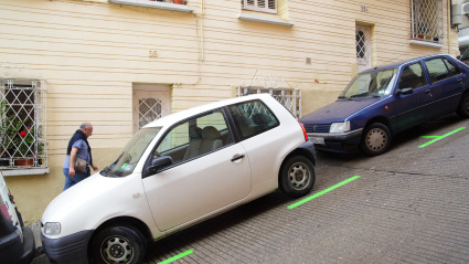 Calle en subida con aparcamiento en pendiente en Barcelona