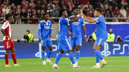 El Real Madrid celebra uno de los goles de Mbappé al Olympiacos